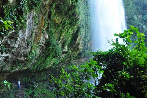 Passando por trás da cachoeira de Misol-Ha, próxima à Palenque, em Chiapas, no sul do México